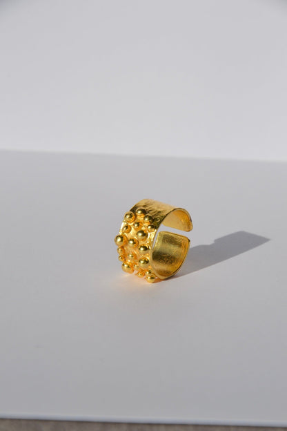 Découvrez notre magnifique bague plaquée or, ajustable et rigide, minutieusement façonnée à la main par nos artisans.&nbsp;  Ajoutez une touche de raffinement à votre collection de bijoux avec notre somptueuse bague Hermès.&nbsp;  Inspiration Mythologique :  Hermès, fils de Zeus et de Maïa, est le dieu du commerce, des voyages et de la communication. Cette bague capture l'essence d'Hermès, symbolisant la rapidité, l'éloquence et la protection.