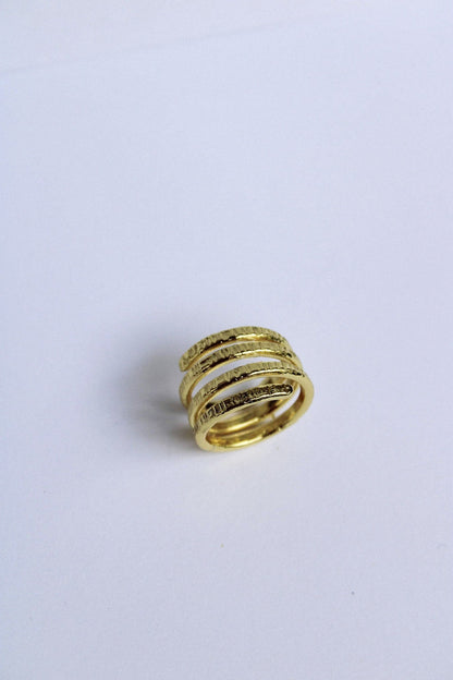 Laissez-vous envoûter par l'éclat céleste de notre bague Nefeli, une bague ajustable montante faite main par nos artisans.  Détails du Design :  Design : Inspirée par les nuages et la beauté céleste, avec des motifs délicats et aériens.