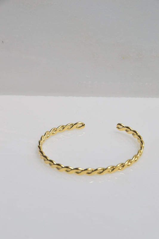 Le Jonc Chaîne incarne l'élégance contemporaine avec une touche de sophistication. Ce bracelet subtil et raffiné est conçu pour ajouter une note de style à toutes vos tenues, que ce soit au quotidien ou pour des occasions spéciales. Fabriqué avec des matériaux de haute qualité et un souci du détail, le Jonc Chaîne est le choix parfait pour ceux qui recherchent un accessoire chic et polyvalent.