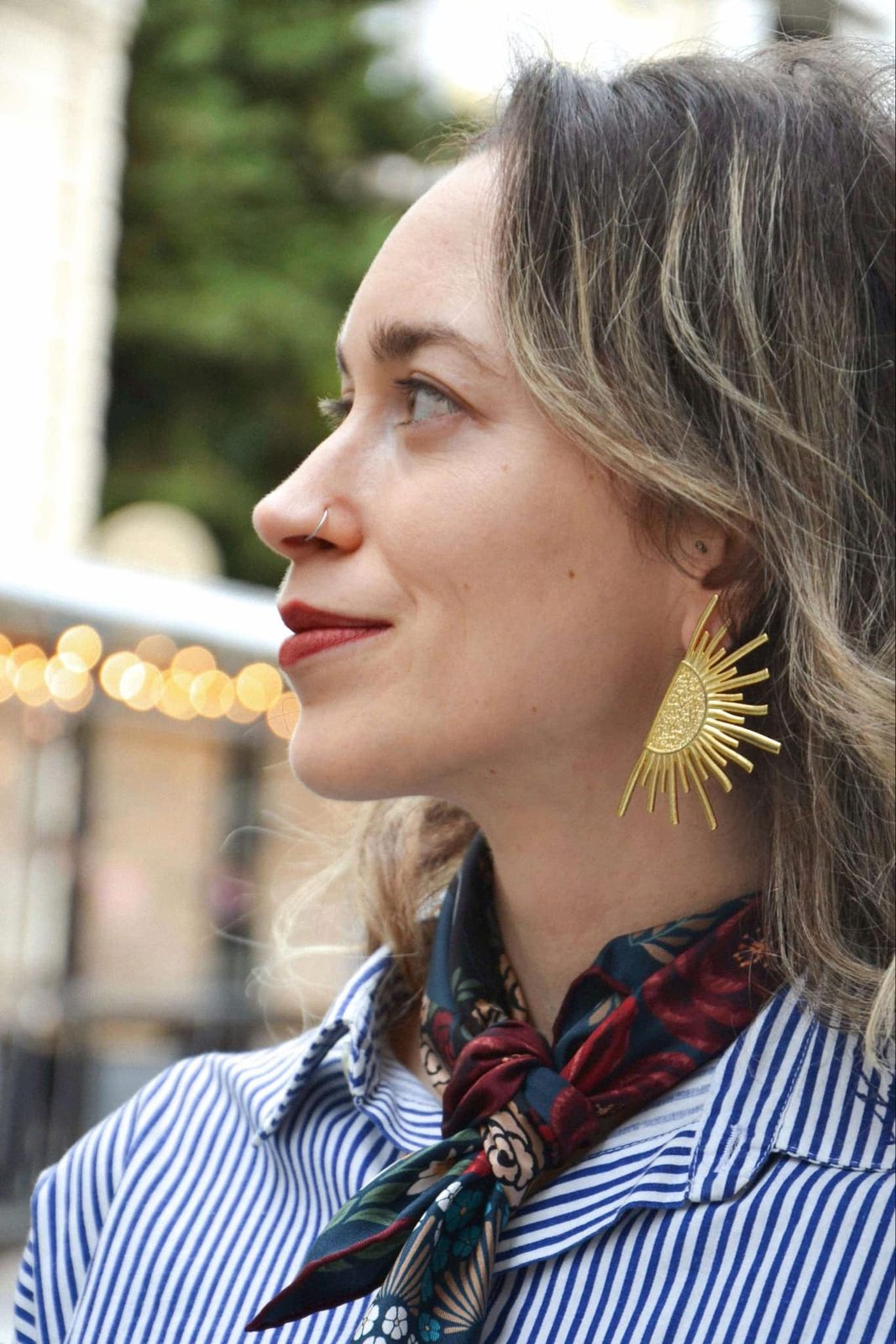 Boucles d'Oreilles Aurora – L’éclat d’un lever de soleil éternel

Les Boucles d'Oreilles Aurora capturent la magie lumineuse des premières lueurs de l’aube. Inspirées par la déesse grecque Éos, incarnation de l’aurore, ces boucles offrent un design captivant avec des rayons dorés qui évoquent la douceur et la force d’un nouveau jour. Parfait mélange d’élégance et de symbolisme, elles illuminent chaque tenue d’un éclat intemporel.