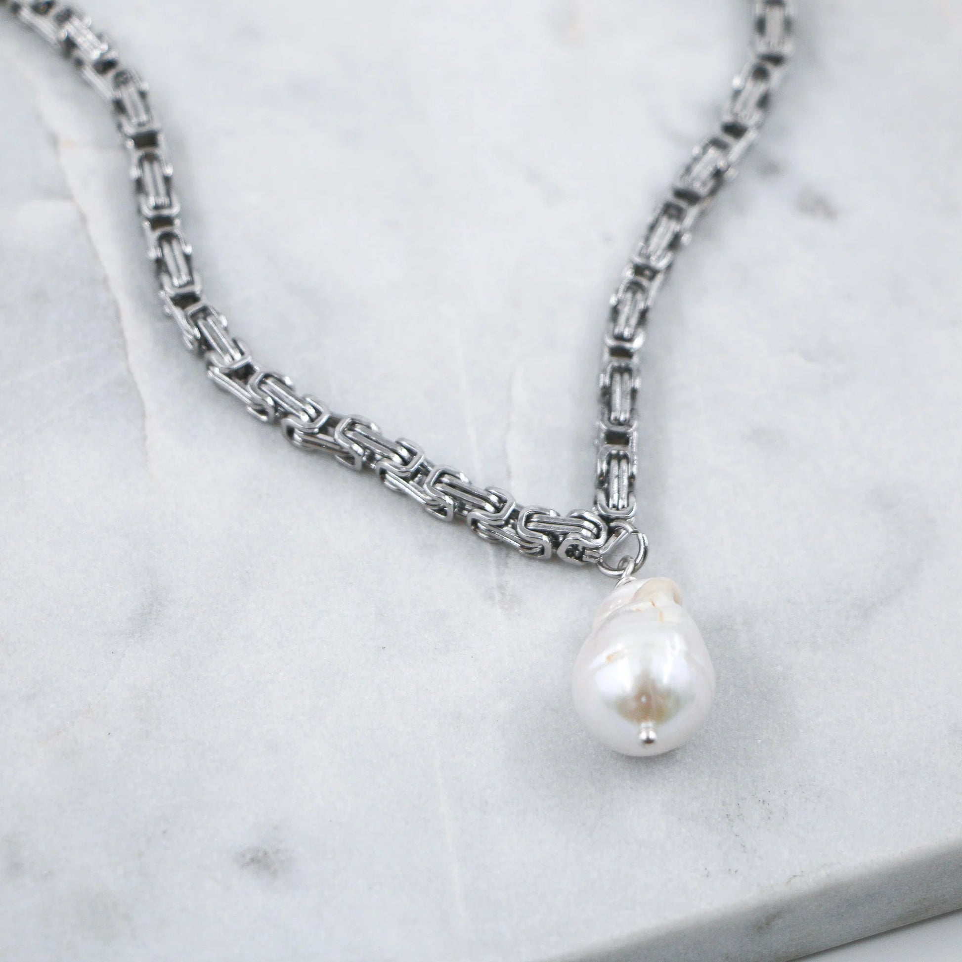 Ajoutez une touche de raffinement discret avec le Collier Perle  et Chaîne Argentée, une pièce qui allie sophistication et simplicité. Orné d’une perle, ce collier se distingue par son élégance sobre, parfait pour accompagner aussi bien une tenue de jour que de soirée.