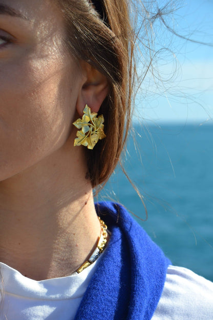 Boucles d'Oreilles Fleurs d'Eau - Éclat Aquatique et Élégance Florale  Plongez dans la beauté sereine des éléments aquatiques avec nos boucles d'oreilles Fleurs d'Eau, une création faite main par nos artisans qui capture la délicatesse et la grâce des fleurs aquatiques.  Détails du Design :  Design : Inspiré par les fleurs qui flottent gracieusement sur l'eau, chaque paire est ornée de motifs floraux délicats qui évoquent la légèreté et la fluidité des fleurs aquatiques.