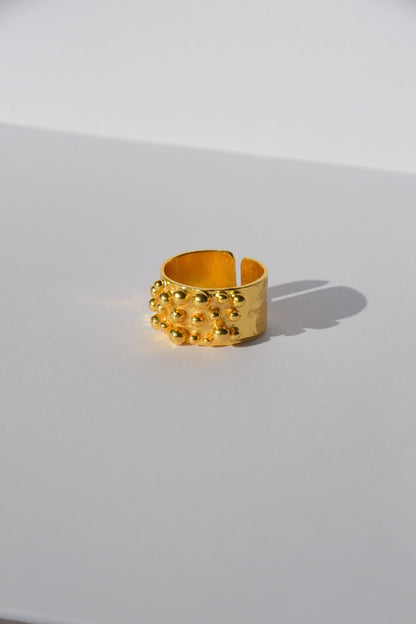 Découvrez notre magnifique bague plaquée or, ajustable et rigide, minutieusement façonnée à la main par nos artisans.&nbsp;  Ajoutez une touche de raffinement à votre collection de bijoux avec notre somptueuse bague Hermès.&nbsp;  Inspiration Mythologique :  Hermès, fils de Zeus et de Maïa, est le dieu du commerce, des voyages et de la communication. Cette bague capture l'essence d'Hermès, symbolisant la rapidité, l'éloquence et la protection.