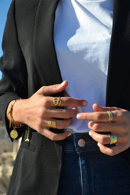 Plongez dans l'harmonie de l'océan avec notre bague Kima - faite main par nos artisans. Détails du Design :  Design : Inspiré par les mouvements gracieux des vagues, avec une forme fluide et organique.