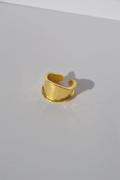 Découvrez notre magnifique bague plaquée or, ajustable et rigide, minutieusement façonnée à la main par nos artisans  Inspirée par la religion grecque antique, cette bague évoque la majestueuse déesse Héra (ou Héré). Héra, fille des Titans Cronos et Rhéa, et épouse de Zeus, est vénérée comme la protectrice des femmes et la déesse du mariage.