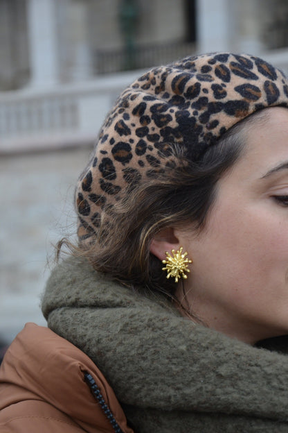 Boucles d'Oreilles Fleurs de Nuit - Énigme Nocturne et Élégance Mystérieuse  Laissez-vous envoûter par la magie de la nuit avec nos boucles d'oreilles Fleurs de Nuit, une création élégante et mystérieuse, faite main par nos artisans. Inspirées par la beauté des fleurs qui s'épanouissent sous la lueur des étoiles, ces boucles d'oreilles capturent l'essence de l'obscurité et de la lumière.