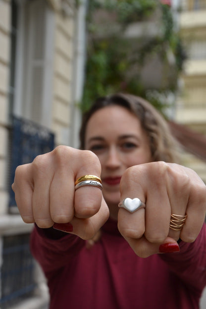 Bague en forme de coeur faite main par nos artisans.  Le mot grec agapè signifie affection, amour , tendresse, dévouement.. Portez-la avec les autres bagues de la Greka et créez votre propre style "à la grecque"!