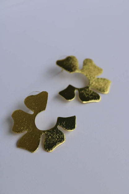 Laissez-vous charmer par la délicatesse florale de nos boucles d'oreilles Anthos, faites main par nos artisans.  Détails du Design :  Design : Inspiré par les fleurs délicates, chaque paire est ornée de motifs floraux subtils et raffinés.