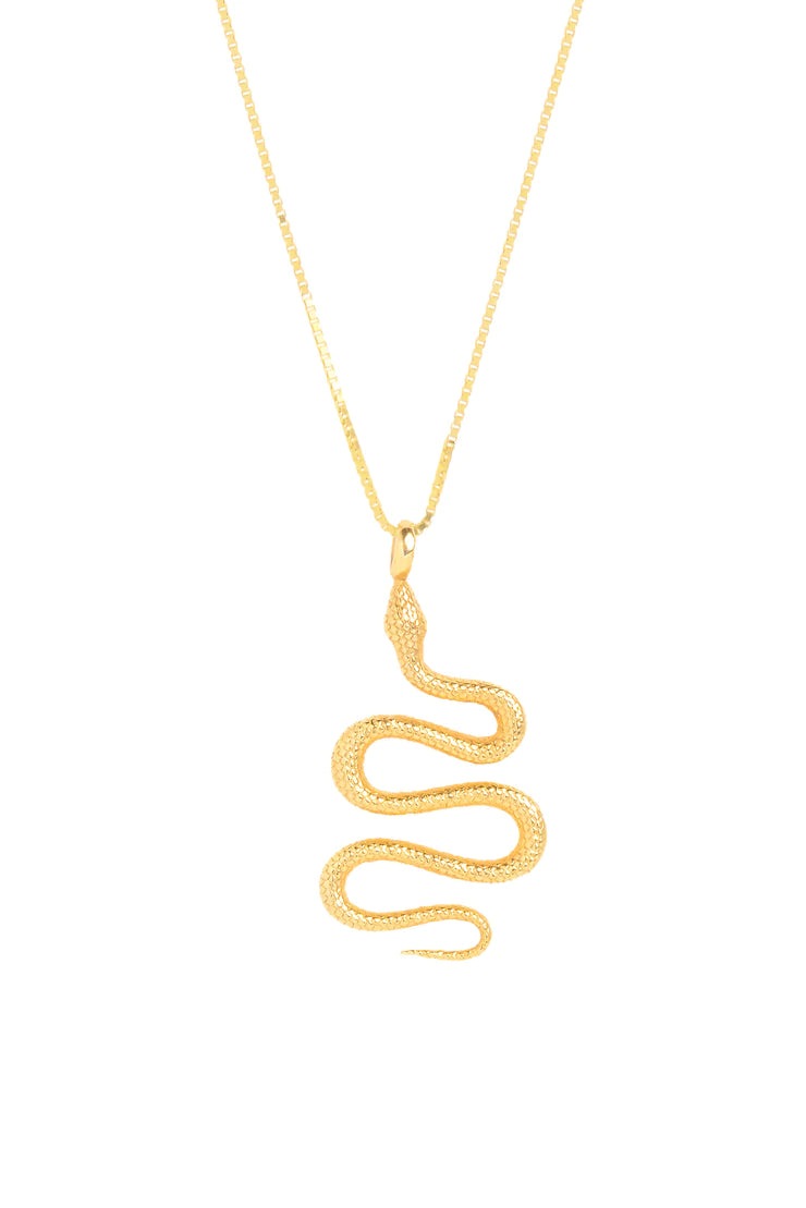 Pendentif Python  Découvrez notre Pendentif Serpent Doré, un bijou captivant qui rend hommage à la symbolique profonde des serpents dans la mythologie grecque. Fabriqué à la main par nos artisans experts, ce pendentif plaqué or est accompagné d'une chaîne assortie, représentant la fertilité et la force de la vie créatrice associées aux serpents dans les cultures anciennes.