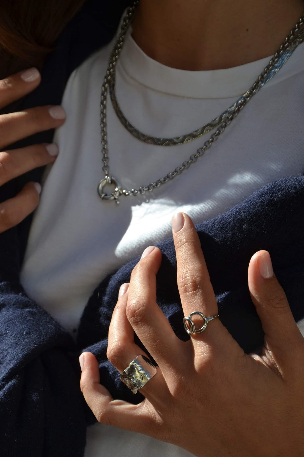 Découvrez notre bague Kiklos, une pièce qui incarne l'élégance et la tradition, faite main par nos artisans.&nbsp;
Détails Inspirés par la Grèce Antique :

Design : Ornée de cercle classiques et élégants inspirés de l'art et de la culture grecque.