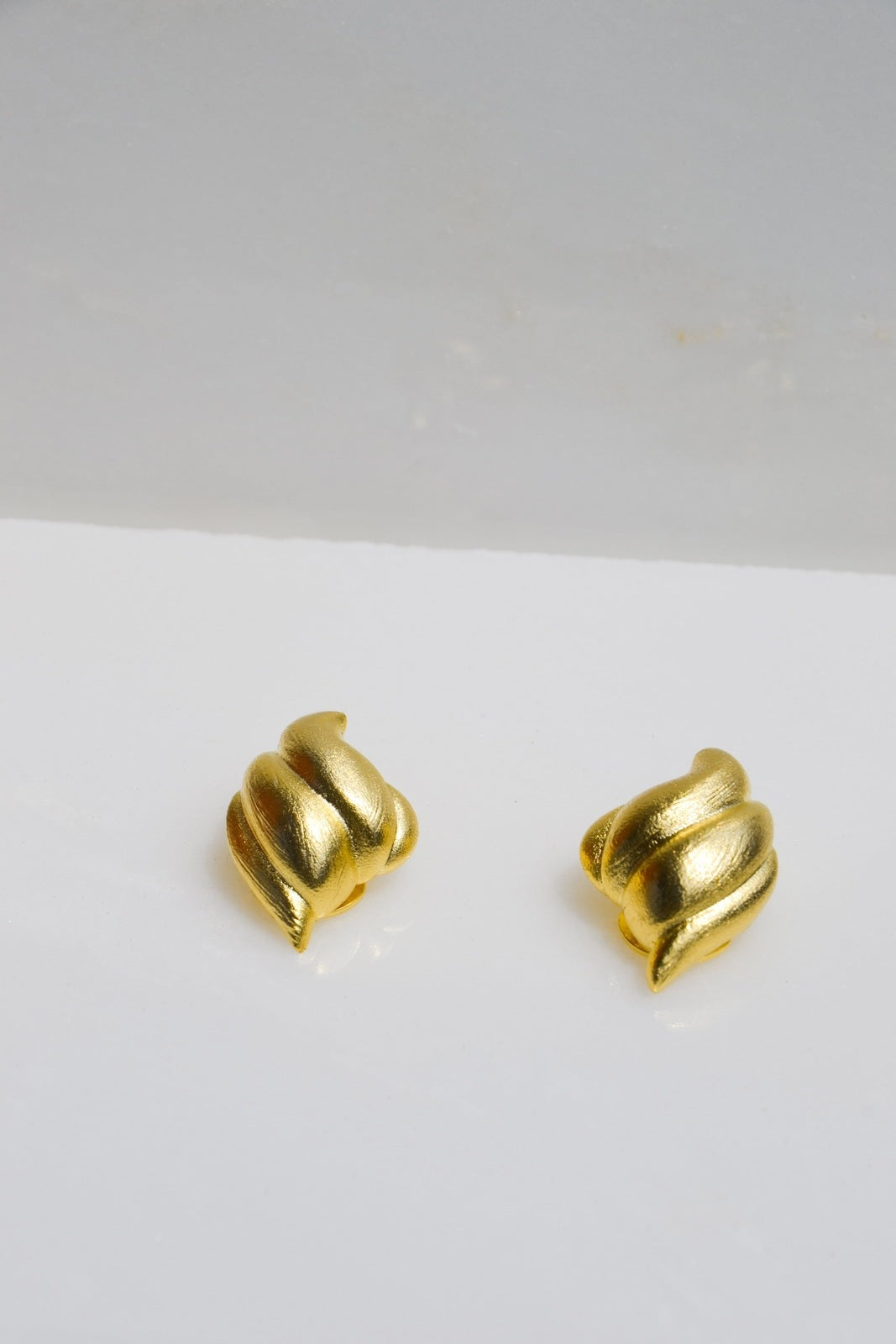 Découvrez l'élégance intemporelle avec nos boucles d'oreilles Classics, une pièce unique faite main par nos talentueux artisans.

Conçues pour allier simplicité et raffinement, ces boucles d'oreilles sont le choix parfait pour celles qui cherchent à ajouter une touche de sophistication classique à leur collection de bijoux.