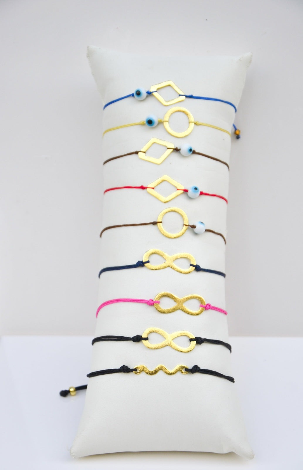 Ces bracelets sont généralement discrets, légers et symboliques, parfaits pour un style simple mais significatif.&nbsp;