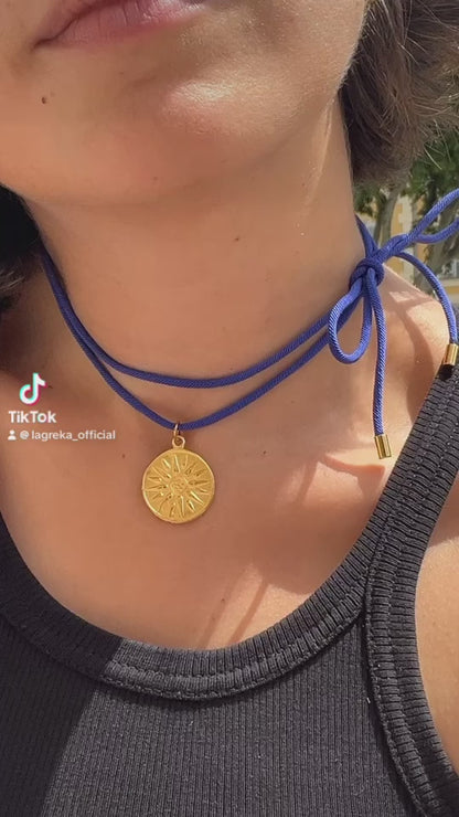 Collier Soleil de Vergina - Symbole Royal et Élégance Artisanale  Plongez dans l'héritage fascinant de l'Antiquité avec notre Collier Soleil de Vergina, une pièce unique faite à la main par nos artisans avec une passion pour l'art et l'histoire. Ce collier est orné d'une pièce antique représentant le célèbre Soleil de Vergina, découvert dans une tombe royale macédonienne attribuée à Philippe II, le père d'Alexandre le Grand.