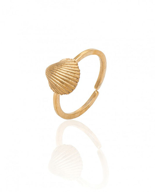 Bague plaquée or, en forme&nbsp;de coquillage, faite main par nos artisans.&nbsp;
Que vous soyez sur une plage grecque ou que vous rêviez simplement d'y être,&nbsp;cette jolie bague&nbsp;ne va pas vous quitter de l'été.
Portez-la avec les autres bagues de la Greka et créez votre propre style "à la grecque"!