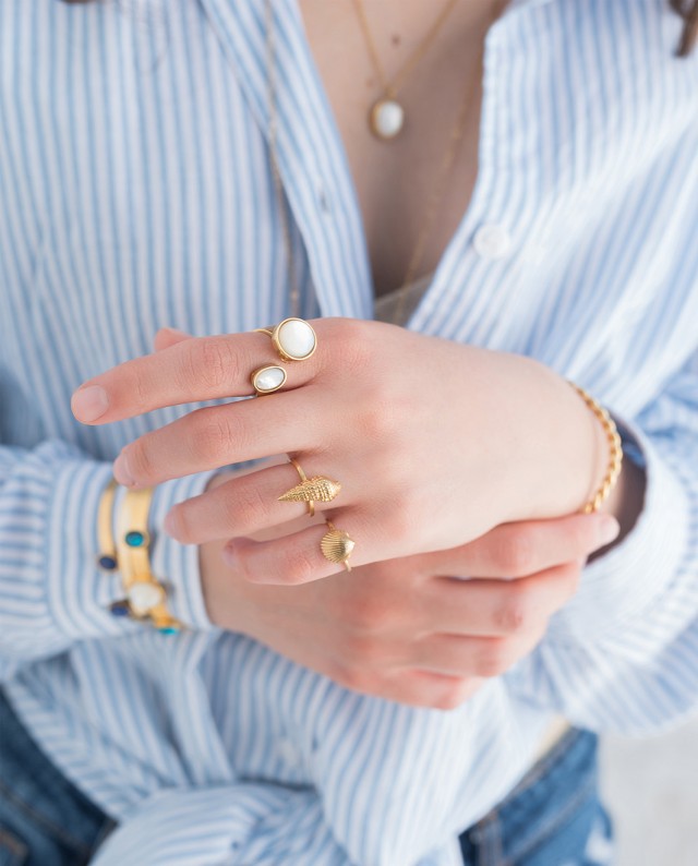 Bague plaquée or, en forme&nbsp;de coquillage, faite main par nos artisans.
Que vous soyez sur une plage grecque ou que vous rêviez simplement d'y être,&nbsp;cette jolie bague&nbsp;ne va pas vous quitter de l'été.
Portez-la avec les autres bagues de la Greka et créez votre propre style "à la grecque"!