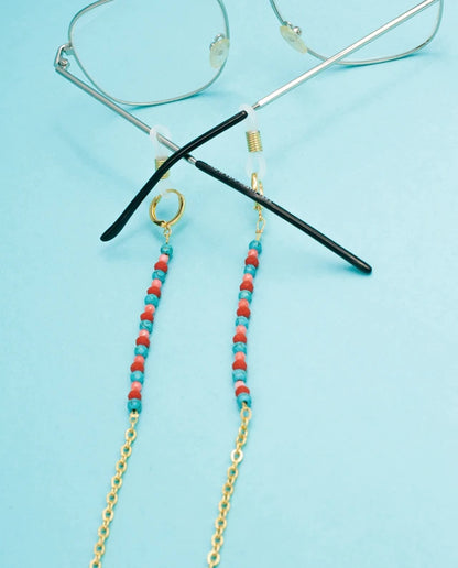 Chaîne de lunettes KoraliChaîne de lunettes,faite main par nos artisans.Décorée de perles d'eau douce et des&nbsp;élémets plaqués or en forme de coquillage.Le petit accessoire le plus mignon pour vos lunettes! Elle s’adapte facilement à n’importe quel type de lunettes (soleil et vue).