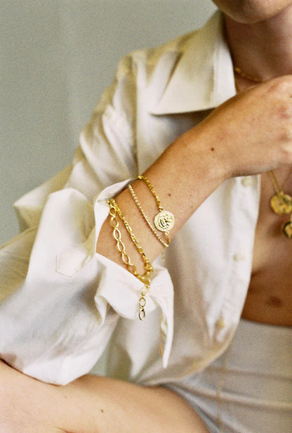 Bracelet Leon - Symbole de Courage et de Majesté  Découvrez la puissance et la majesté avec notre bracelet Leon, inspiré par le prénom d'origine grecque "λέων", qui signifie lion. Ce symbole ancestral est associé au courage et à la force, souvent représenté comme un gardien dans la Grèce antique.